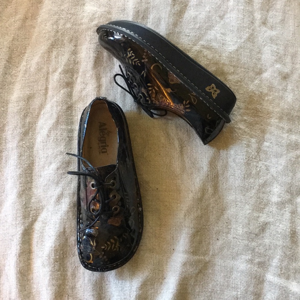 Amazing Alegria baroque patent flat.